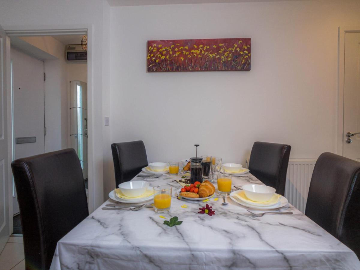 Modern 2 Bed House with Parking and Garden - Housity