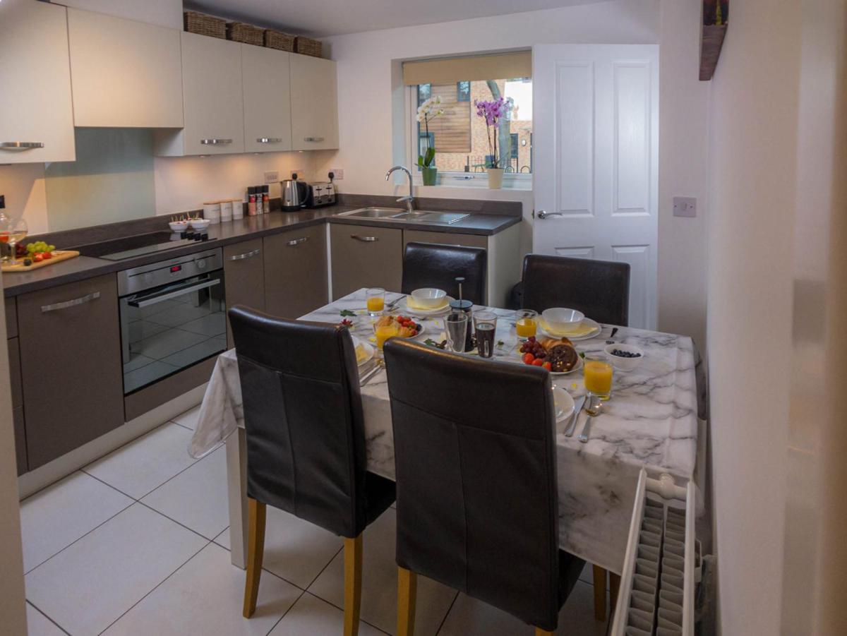 Modern 2 Bed House with Parking and Garden - Housity