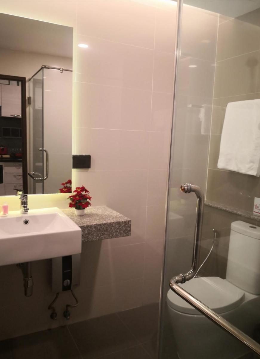 Private wooden style studio room in city area - Housity