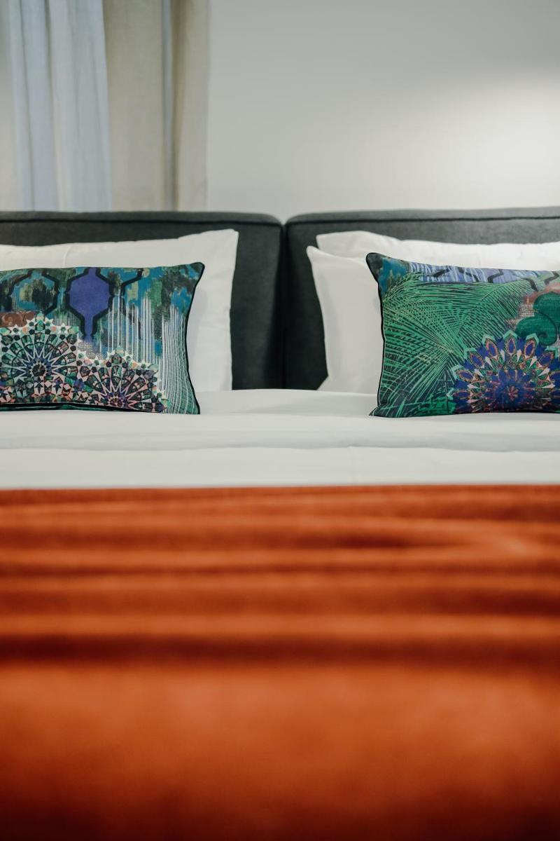 Inn by the River - Housity