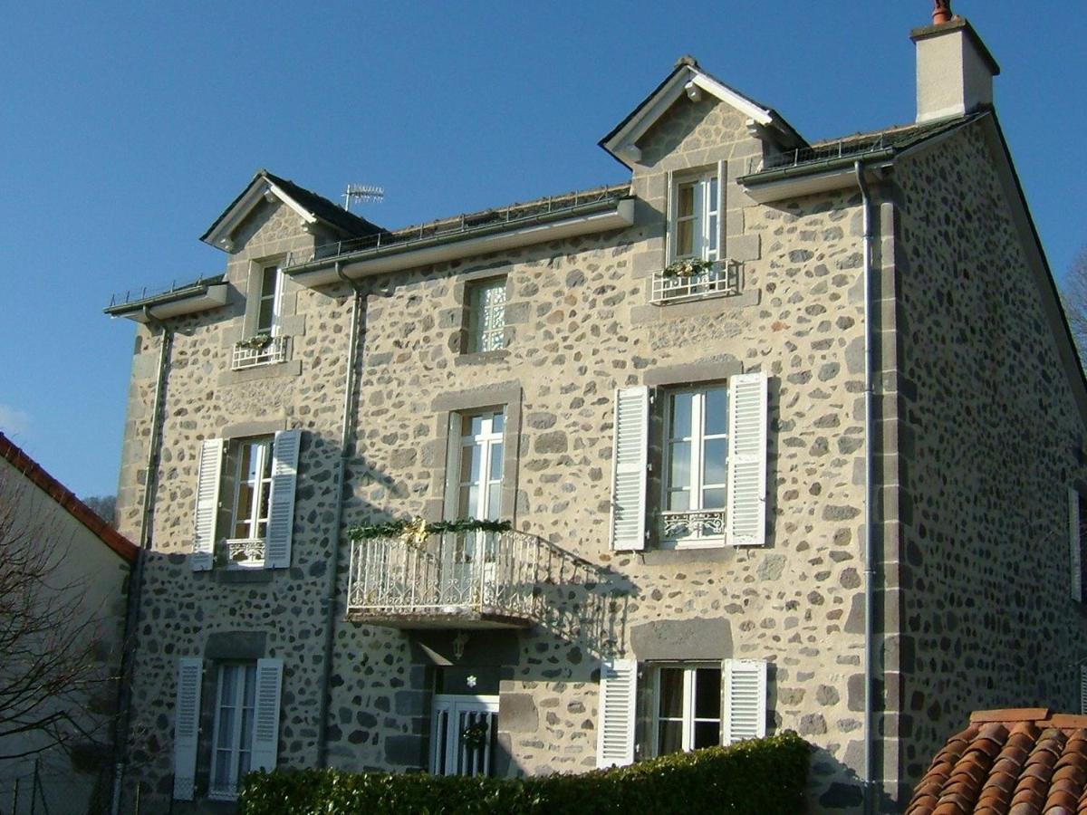 Gîte Rural au coeur du Cantal - Housity