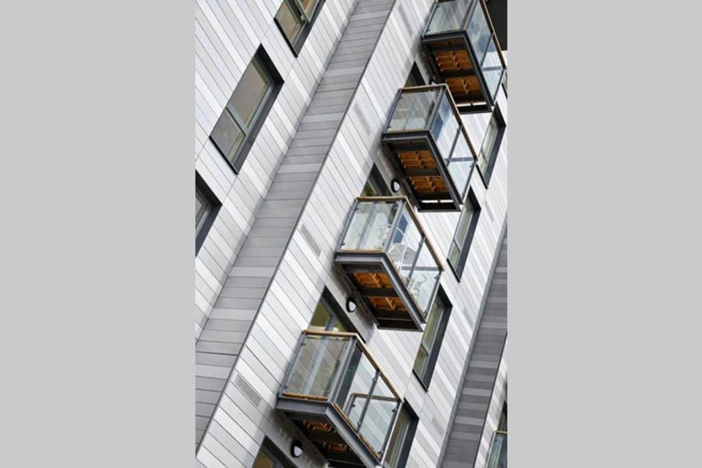 MODERN APARTMENT at SLOUGH STATION, LONDON IN 18 MINS! - Housity