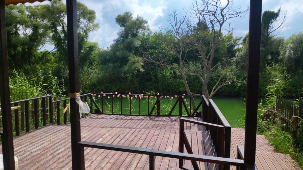 Bungalow House on the River - Housity