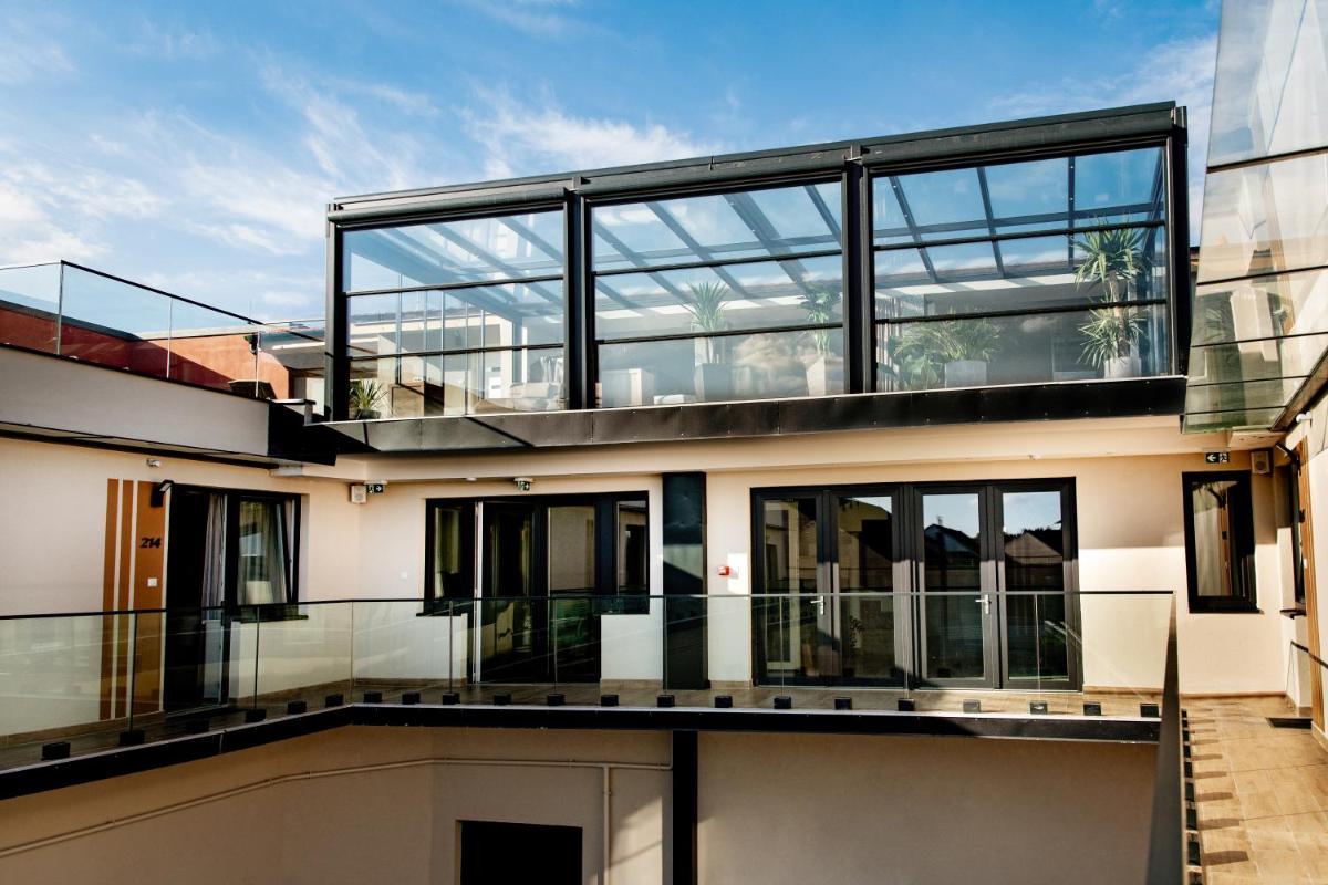 La Pergola & Prestige Panzió - Housity