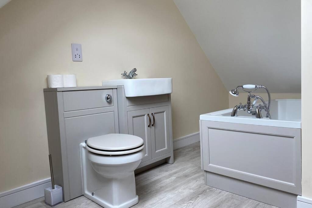 The Hideaway - Farm Stay with hottub, pool table and outdoor cinema - Housity