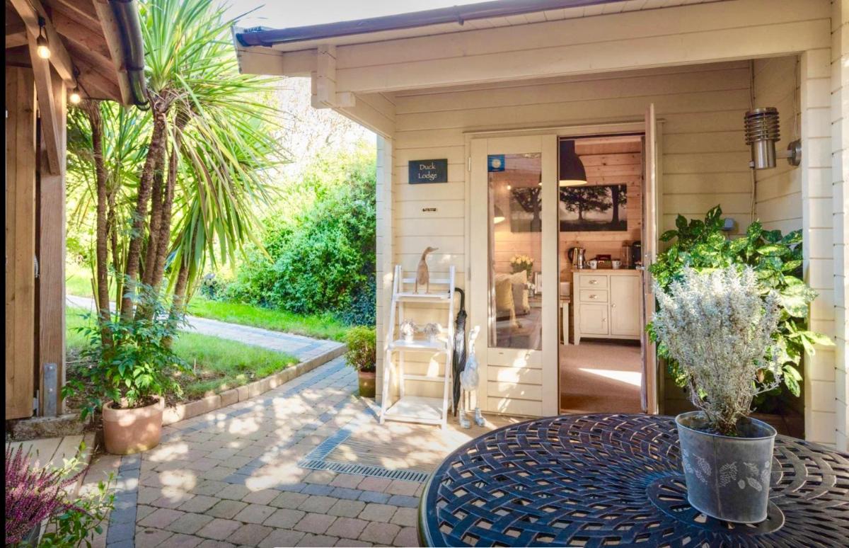 Duck Lodge B&B with Hot Tub - Housity