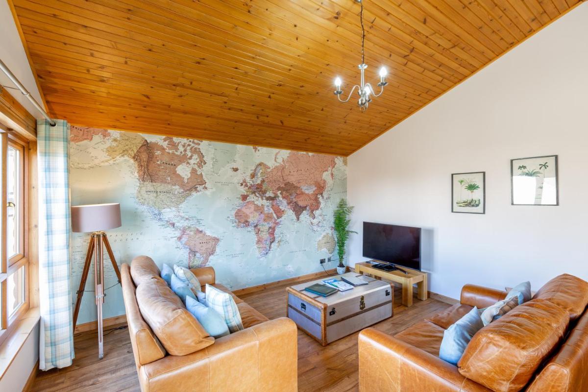 Douglas Fir Lodge with Hot Tub near Cupar Fife - Housity