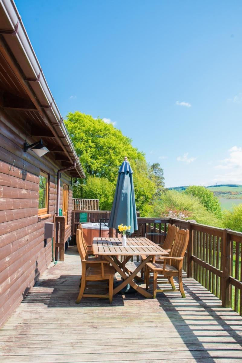 Douglas Fir Lodge with Hot Tub near Cupar Fife - Housity