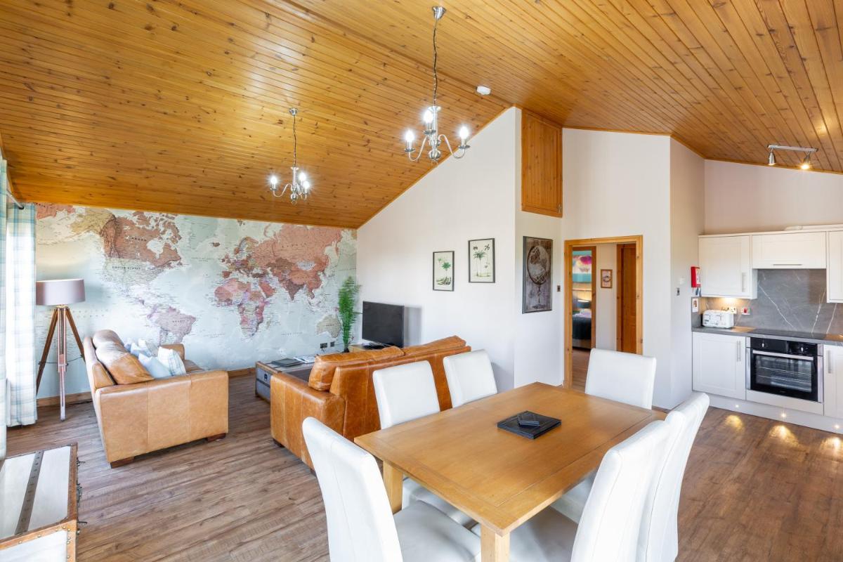 Douglas Fir Lodge with Hot Tub near Cupar Fife - Housity