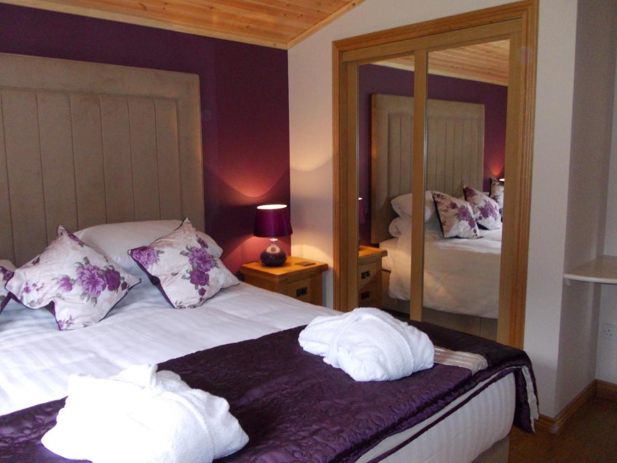 Laurel Lodge with Hot Tub, Newton Stewart - Housity