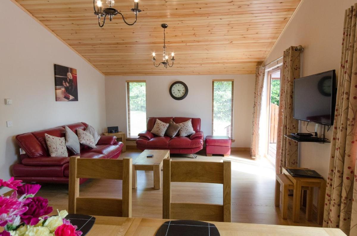 Laurel Lodge with Hot Tub, Newton Stewart - Housity