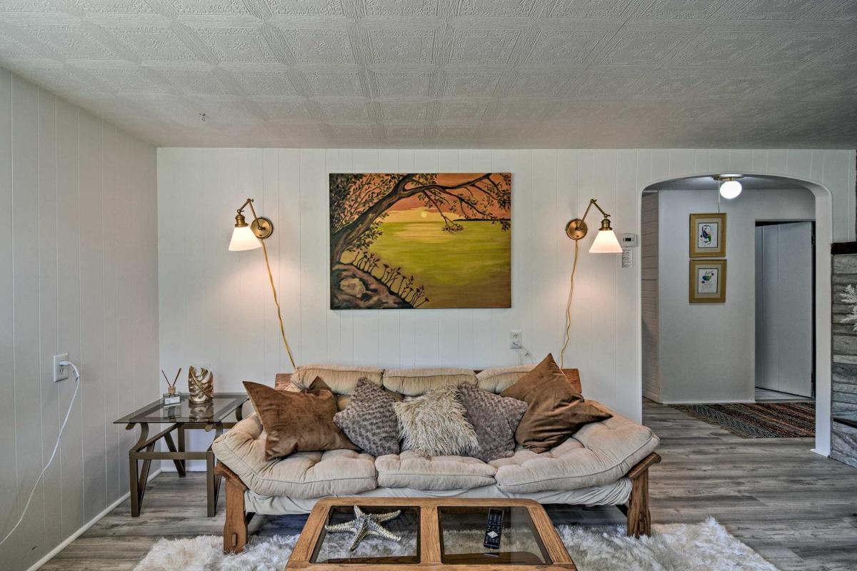 Modern Dog-Friendly Bungalow Near Shanty Creek! - Housity