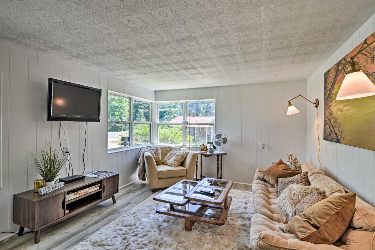 Modern Dog-Friendly Bungalow Near Shanty Creek! - Housity