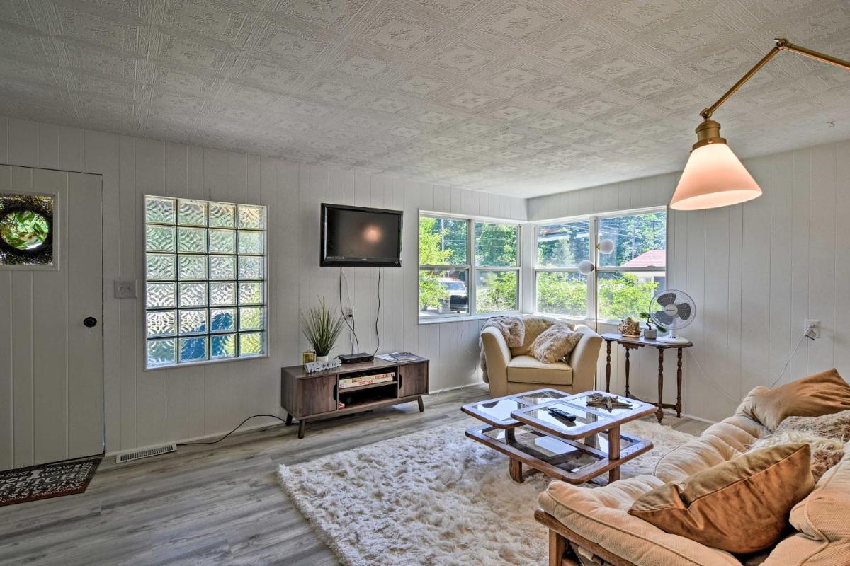 Modern Dog-Friendly Bungalow Near Shanty Creek! - Housity