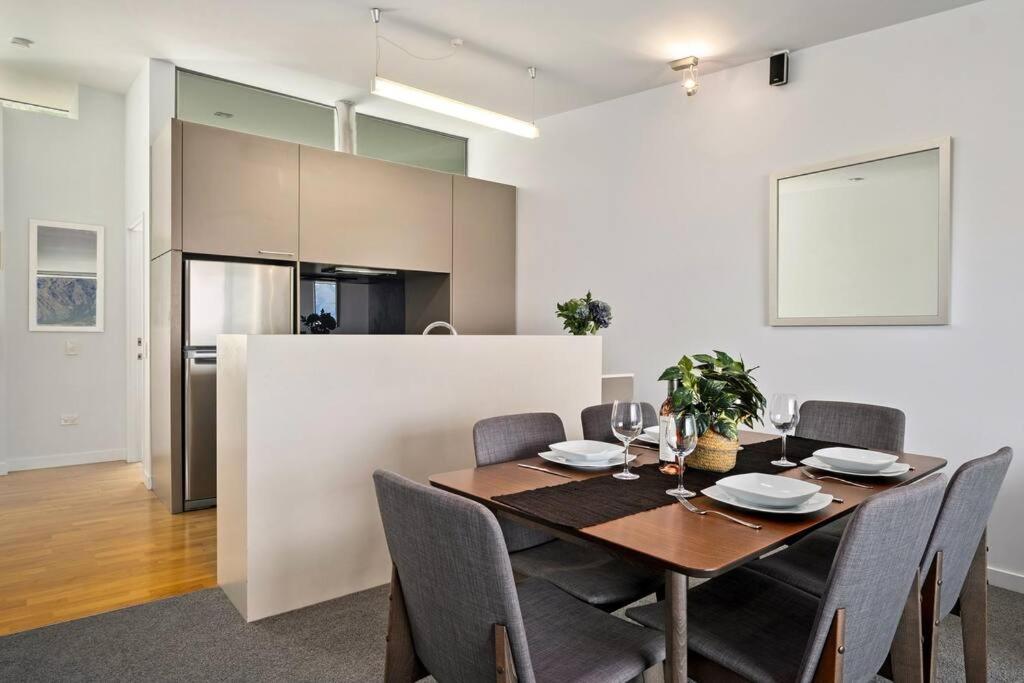 Suitetrails - Toru - Eclectic Apartment with Delightful Lake Views