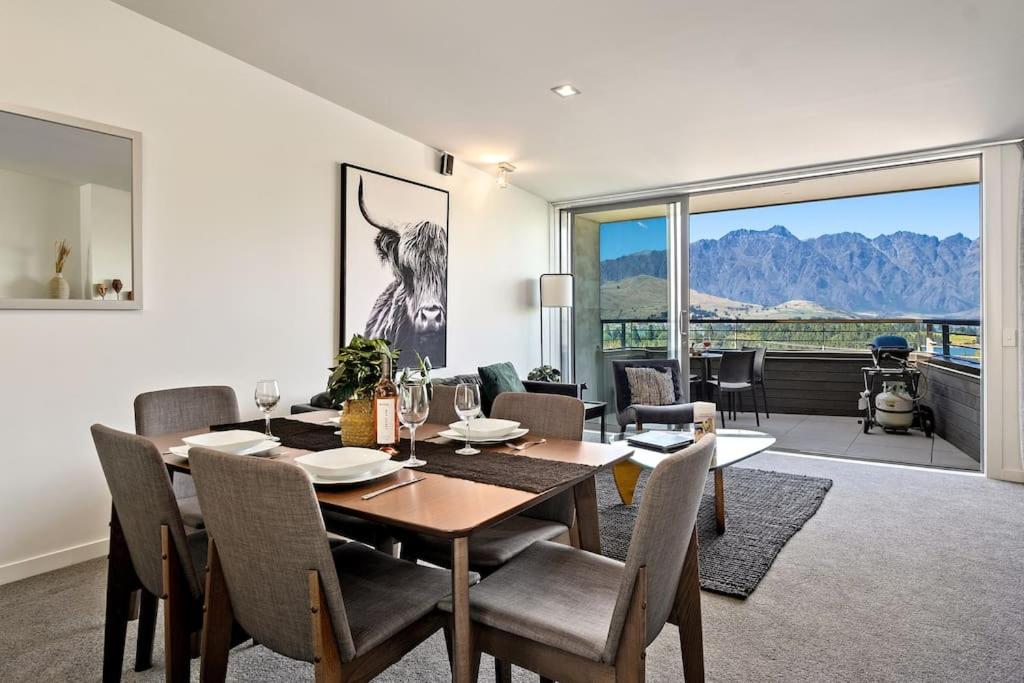 Suitetrails - Toru - Eclectic Apartment with Delightful Lake Views