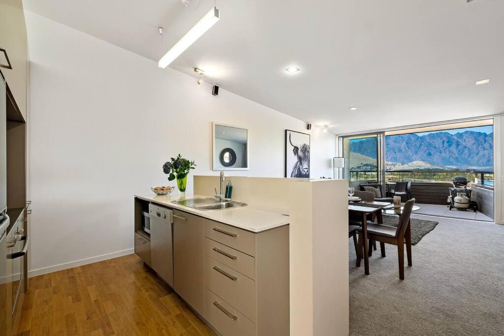 Suitetrails - Toru - Eclectic Apartment with Delightful Lake Views