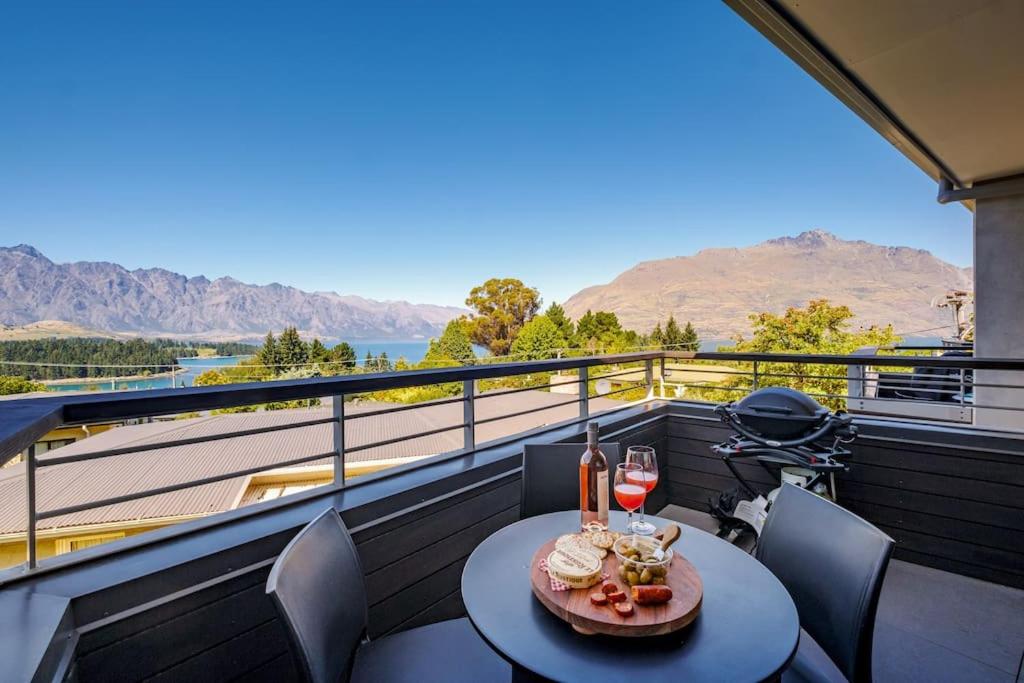 Suitetrails - Toru - Eclectic Apartment with Delightful Lake Views