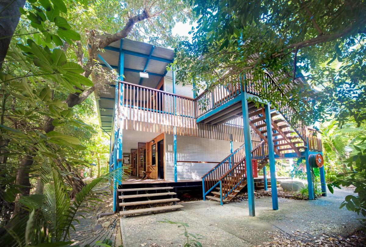 Airlie Beach Magnums - Adults Only - Housity