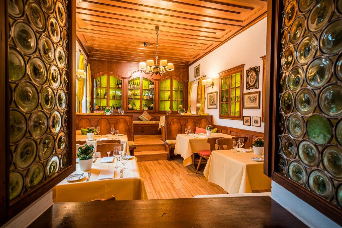 Ein Restaurant oder anderes Speiselokal in der Unterkunft Deidesheimer Hof
