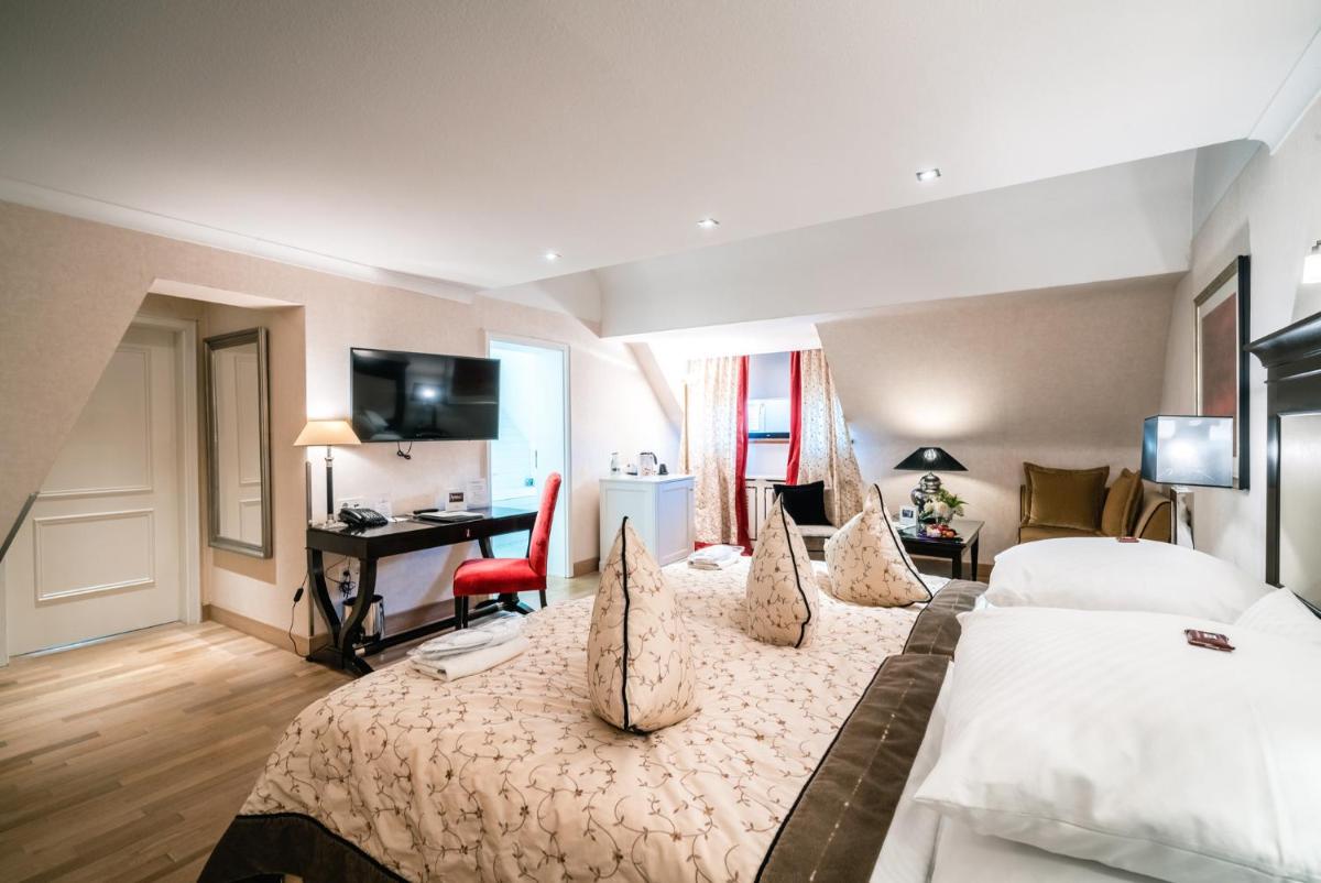 Ein Bett oder Betten in einem Zimmer der Unterkunft Deidesheimer Hof