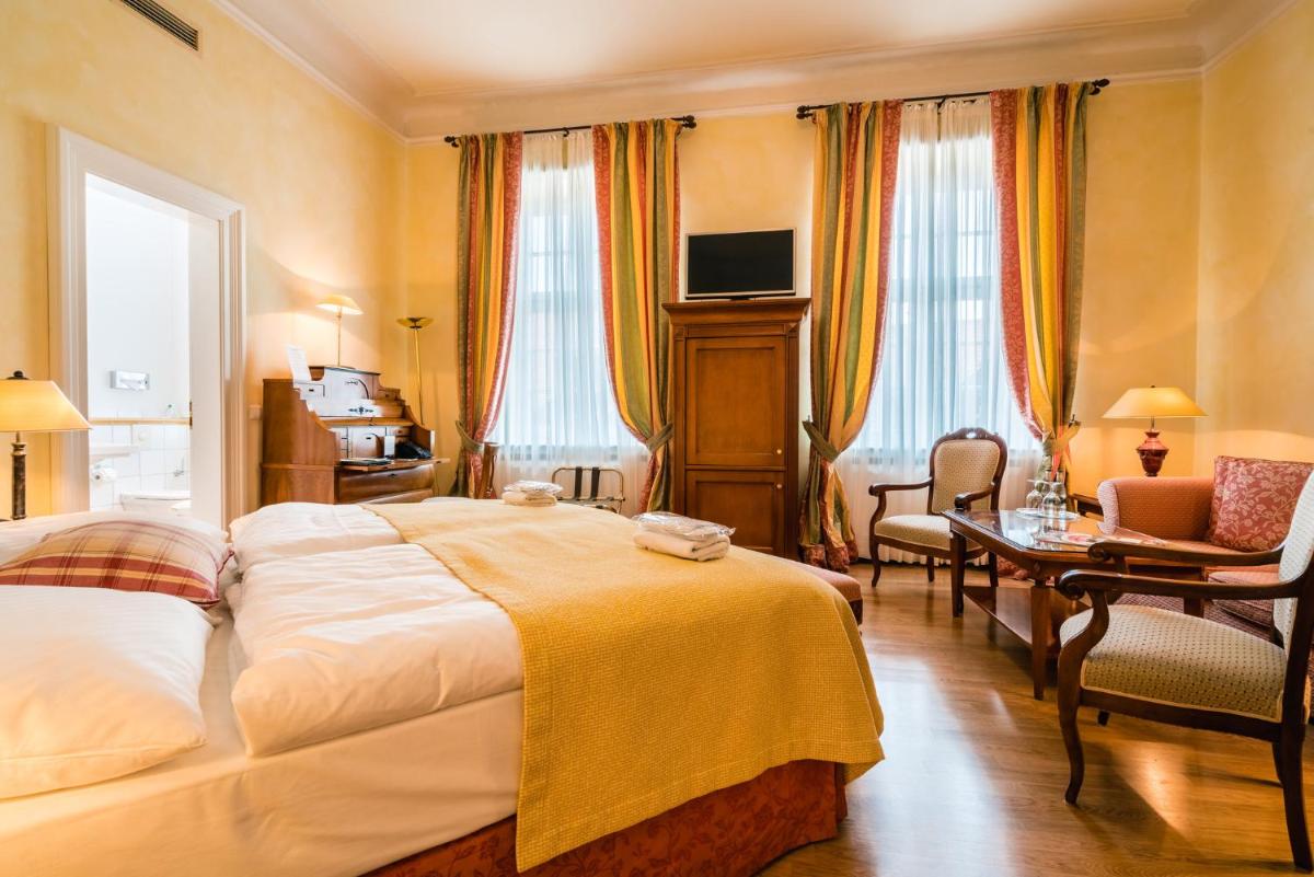 Ein Bett oder Betten in einem Zimmer der Unterkunft Deidesheimer Hof