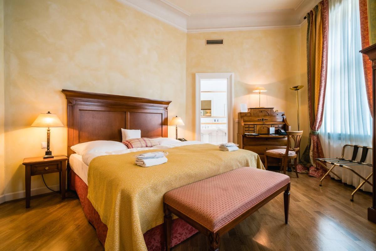 Ein Bett oder Betten in einem Zimmer der Unterkunft Deidesheimer Hof