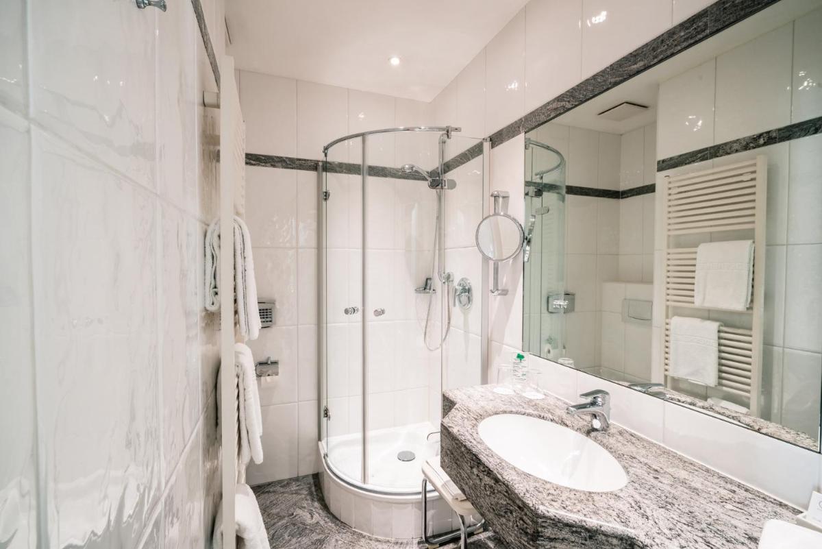 Ein Badezimmer in der Unterkunft Deidesheimer Hof