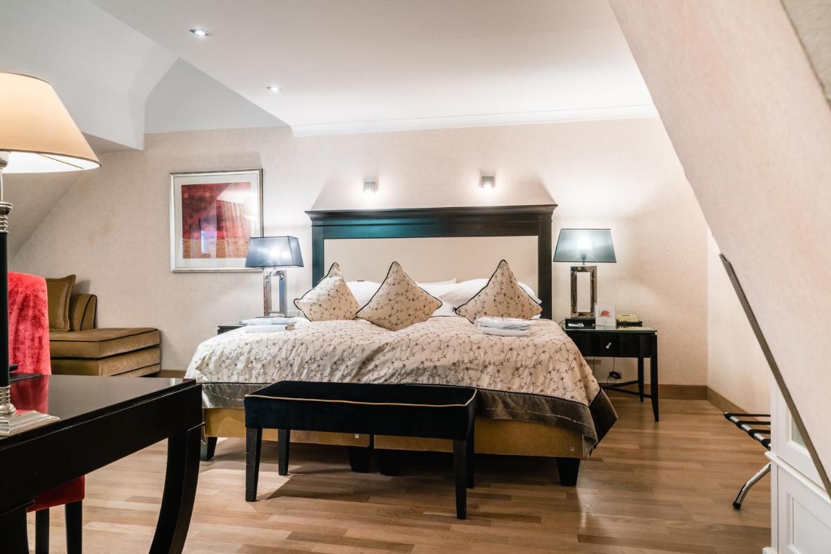 Ein Bett oder Betten in einem Zimmer der Unterkunft Deidesheimer Hof