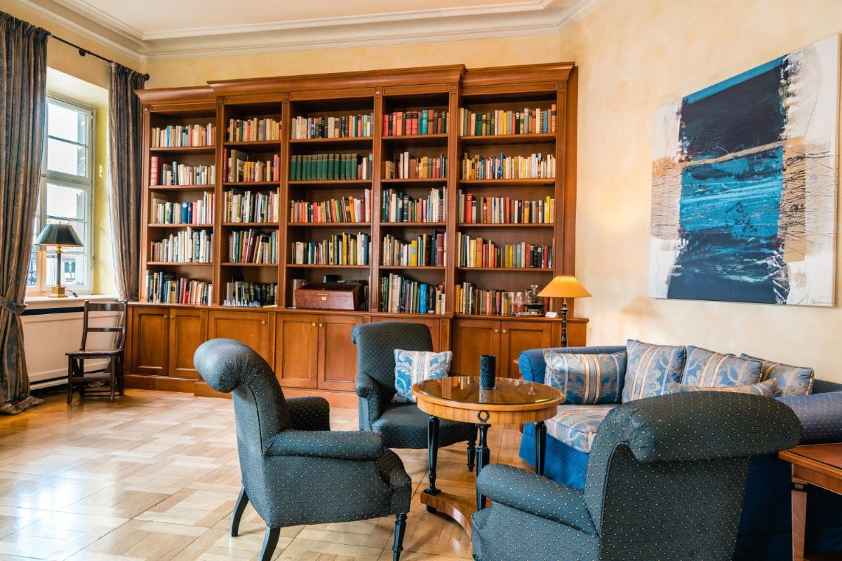 Die Bibliothek im Hotel