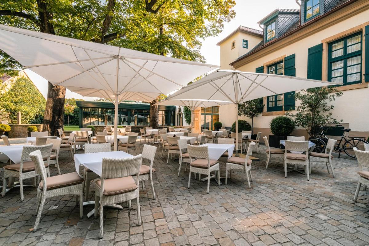 Ein Restaurant oder anderes Speiselokal in der Unterkunft Deidesheimer Hof