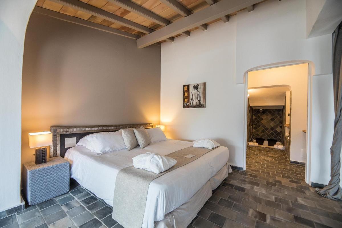 Un ou plusieurs lits dans un hébergement de l'établissement Hôtel Le Roi Théodore & Spa