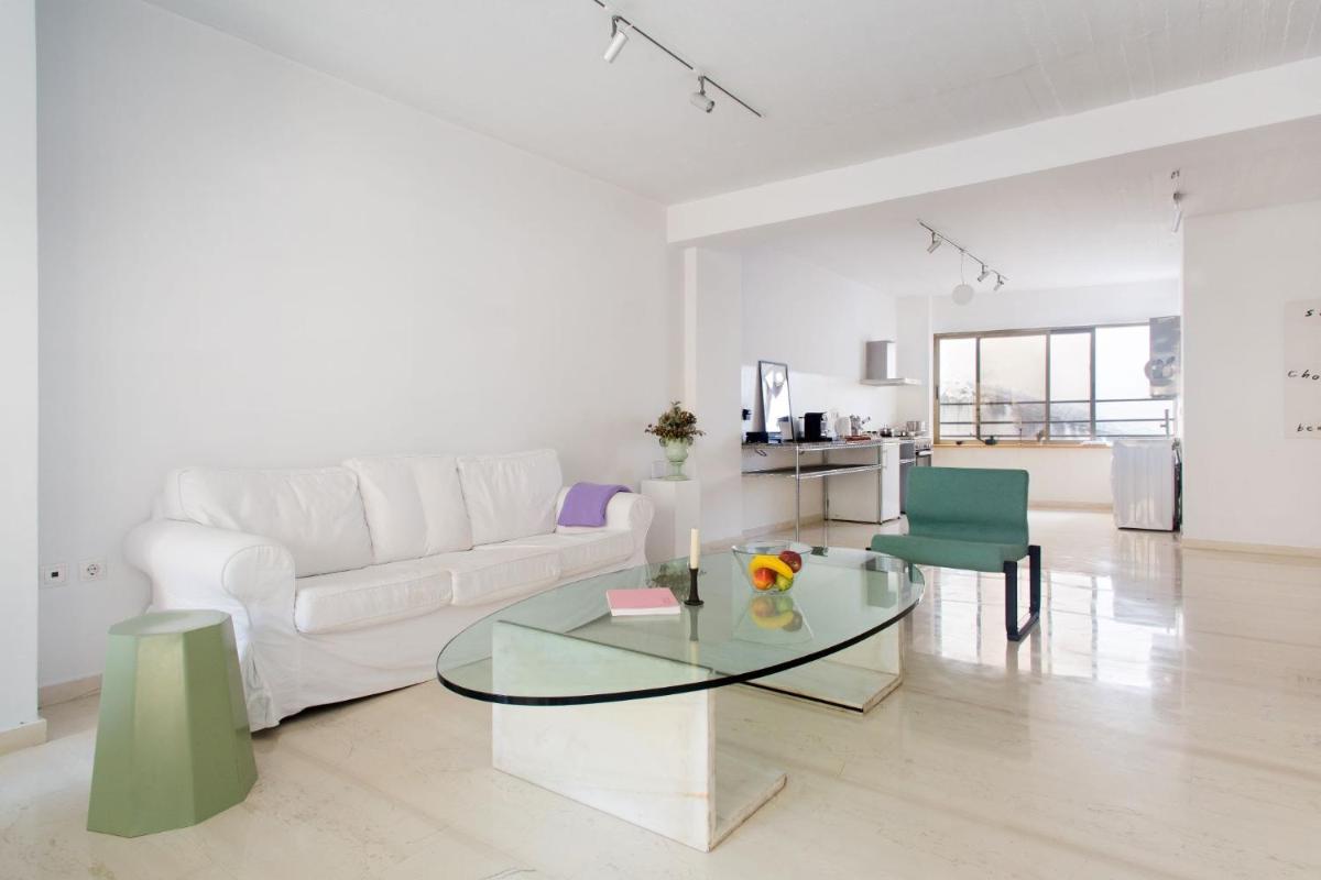Suitetrails - Airy and bright open-plan flat in Exarcheia