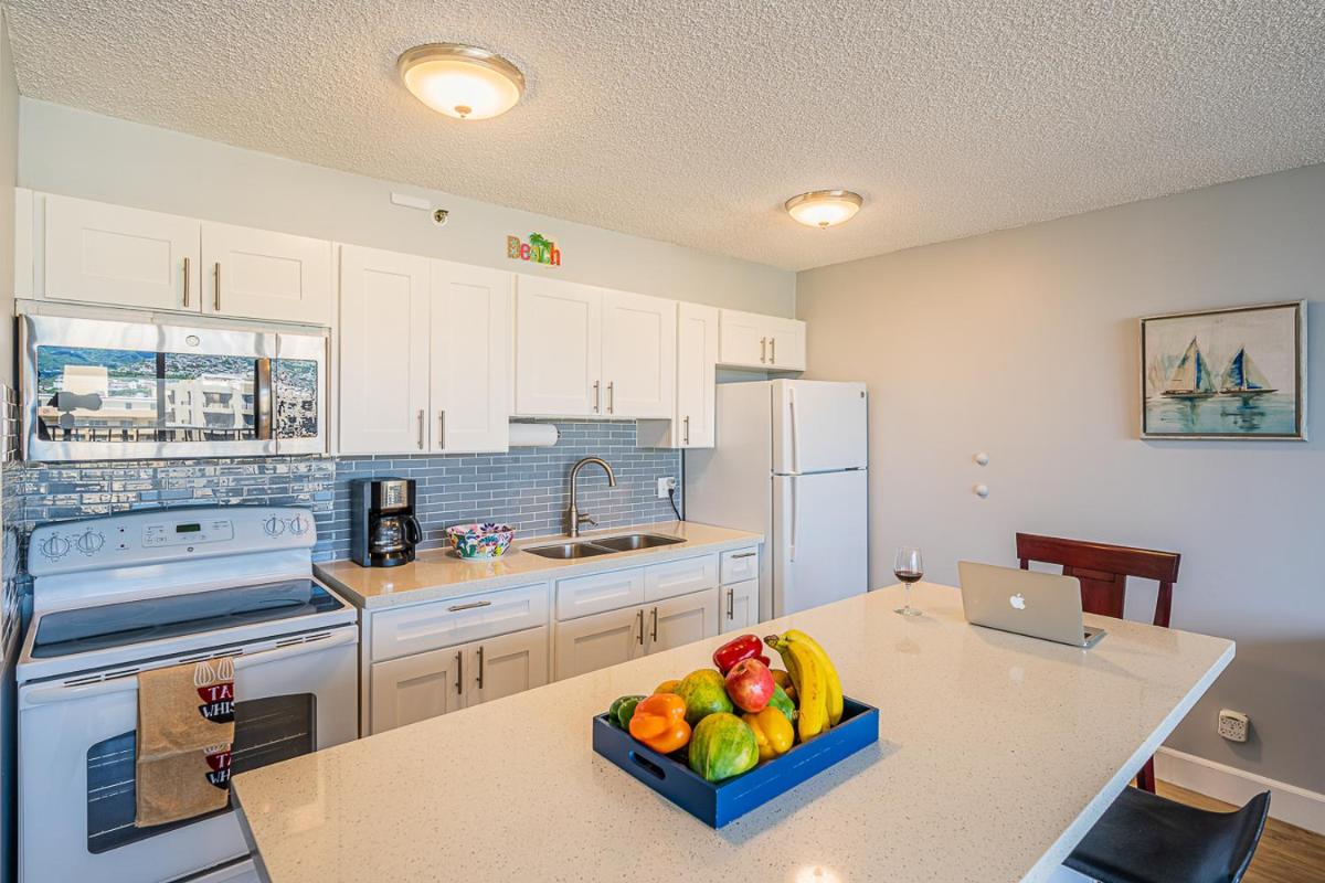 Free Parking, Pool, Sauna, Spa, WiFi, BBQ, AC - Waikiki Banyan - Housity