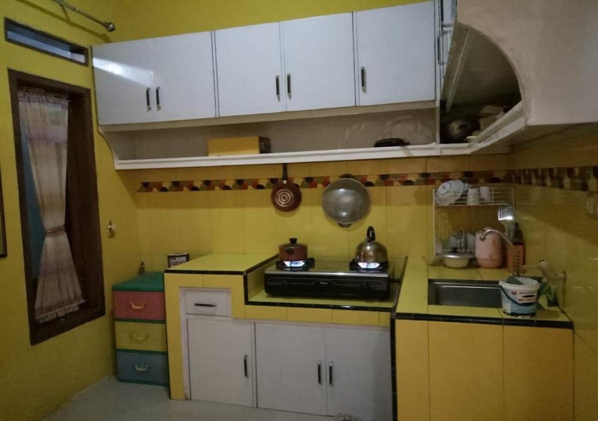 Homestay Kuning Ceria - Murah, Akses kota & wisata - Housity