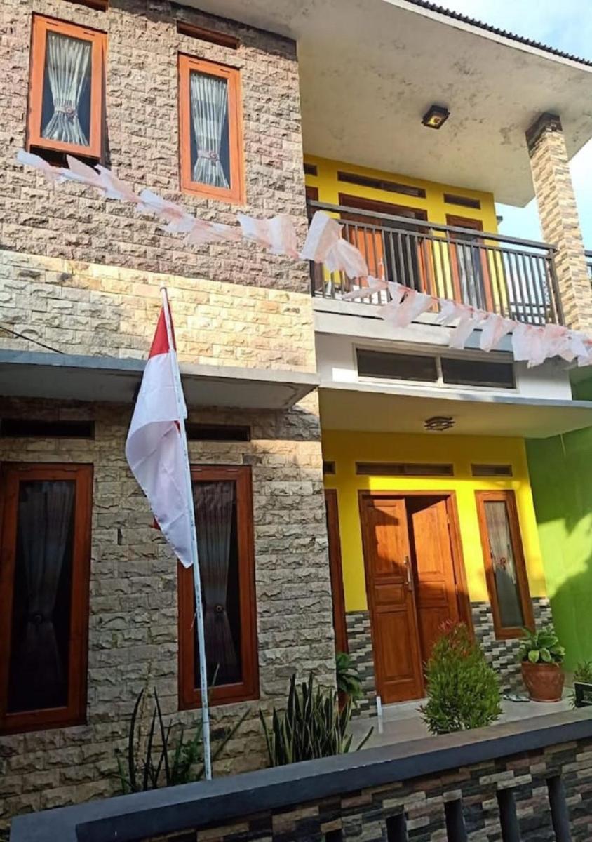 Homestay Kuning Ceria - Murah, Akses kota & wisata - Housity