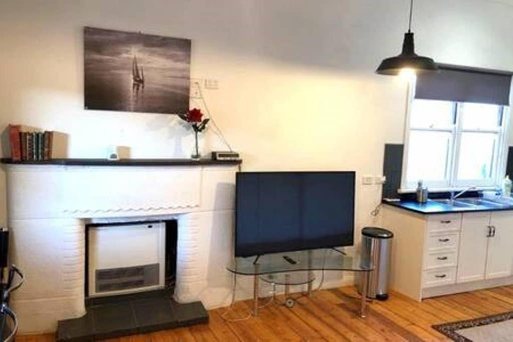 Modern Charming Miners’ Cottage +Free Internet - Housity
