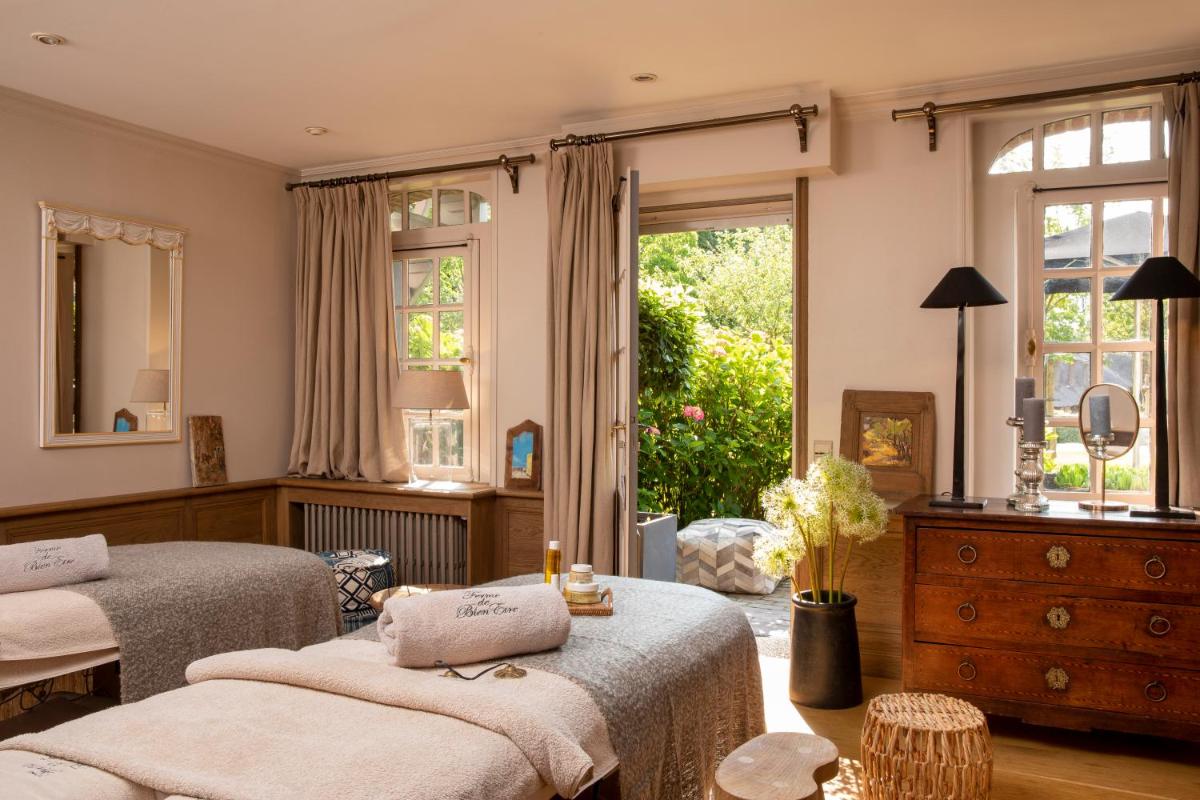 Un ou plusieurs lits dans un hébergement de l'établissement La Ferme Saint Simeon Hotel & Spa - Relais & Chateaux
