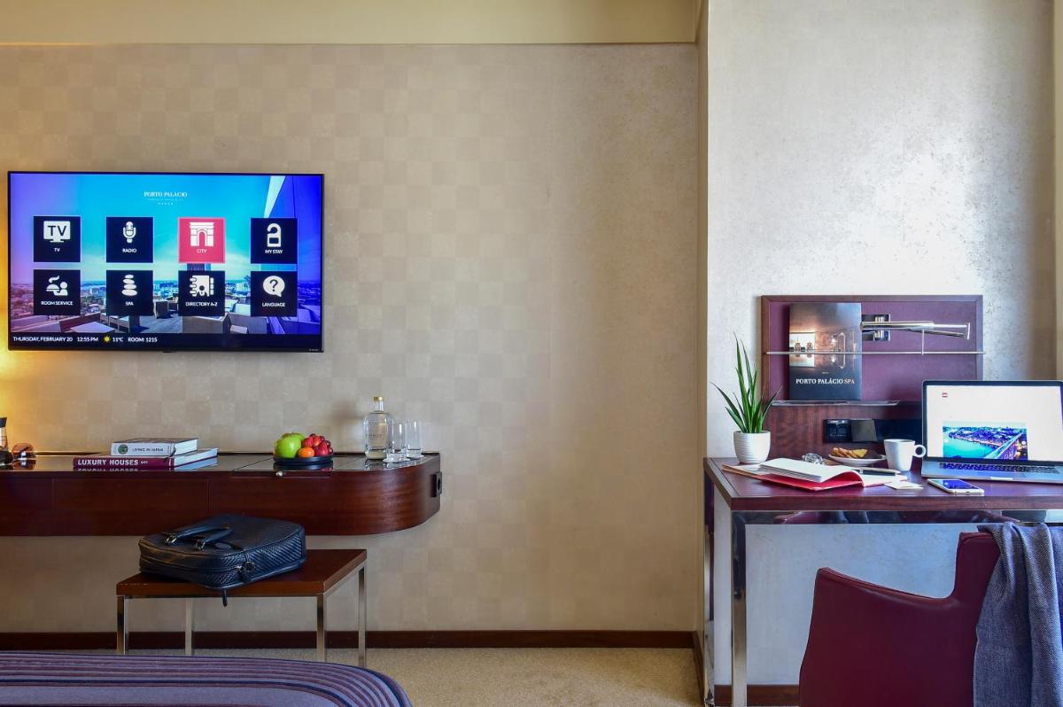 Uma televisão e/ou sistema de entretenimento em Porto Palácio Hotel by The Editory