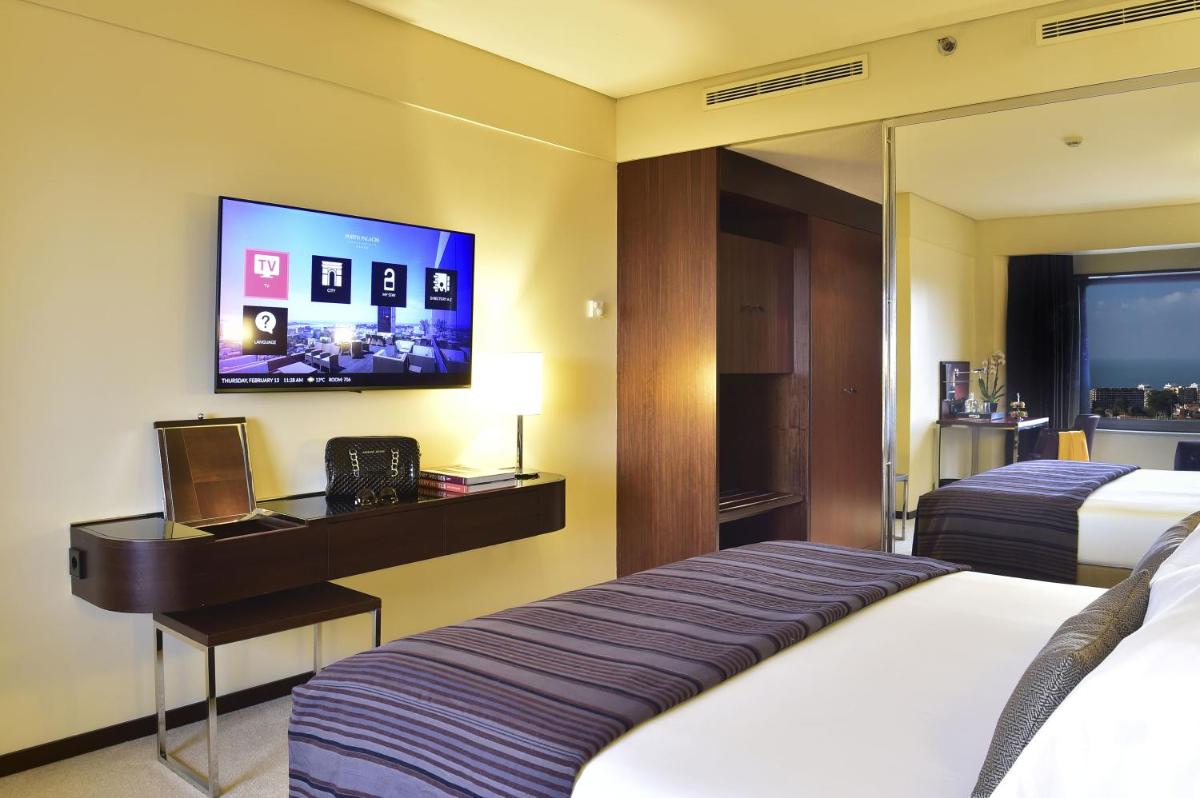 Uma televisão e/ou sistema de entretenimento em Porto Palácio Hotel by The Editory