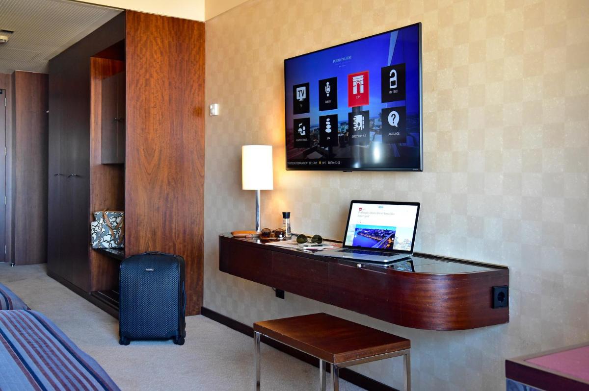 Uma televisão e/ou sistema de entretenimento em Porto Palácio Hotel by The Editory