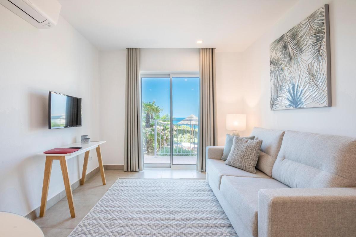 uma sala de estar com um sofá e uma mesa em Clube Porto Mos - Sunplace Hotels & Beach Resort em Lagos