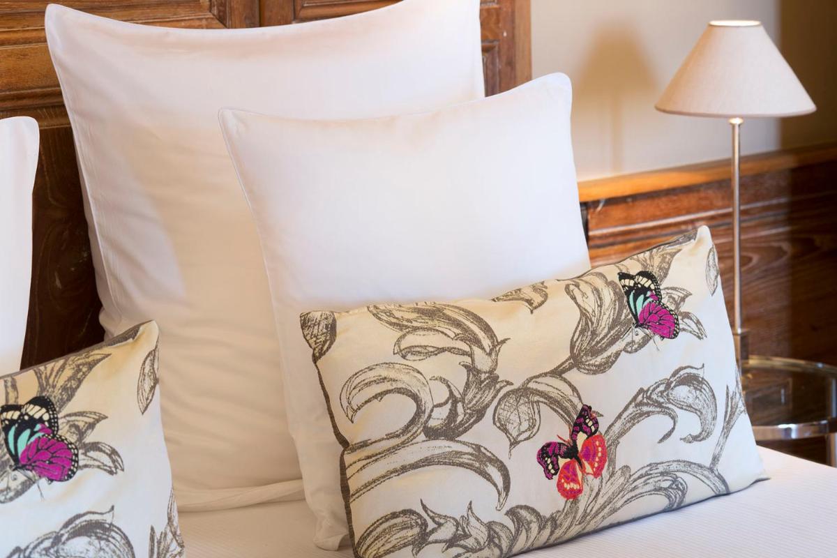 Un ou plusieurs lits dans un hébergement de l'établissement La Ferme Saint Simeon Hotel & Spa - Relais & Chateaux