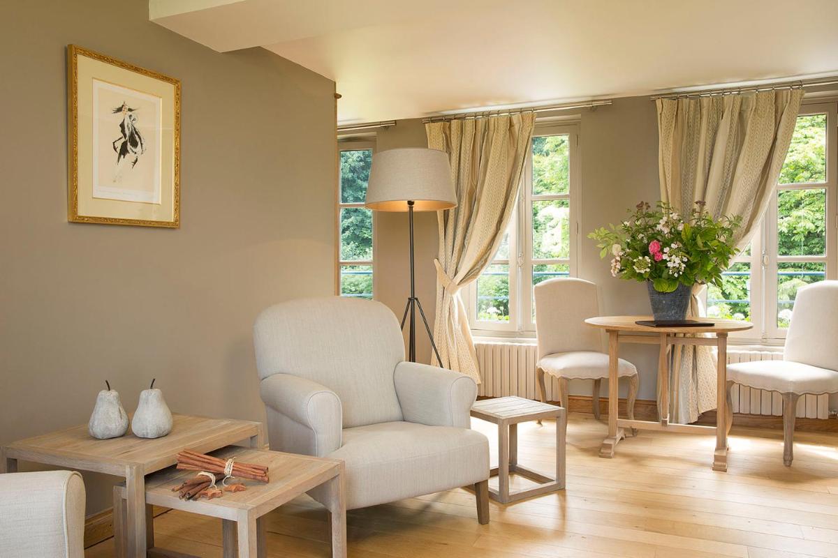 Coin salon dans l'établissement La Ferme Saint Simeon Hotel & Spa - Relais & Chateaux