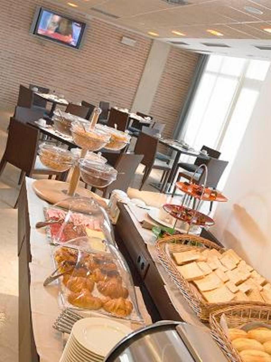 Comida en o cerca de este hotel