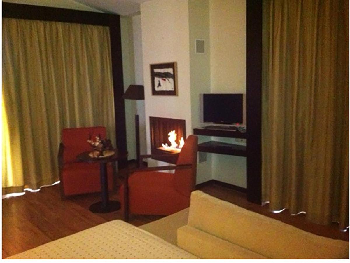 Una televisión o centro de entretenimiento en Hotel Isla de La Garena