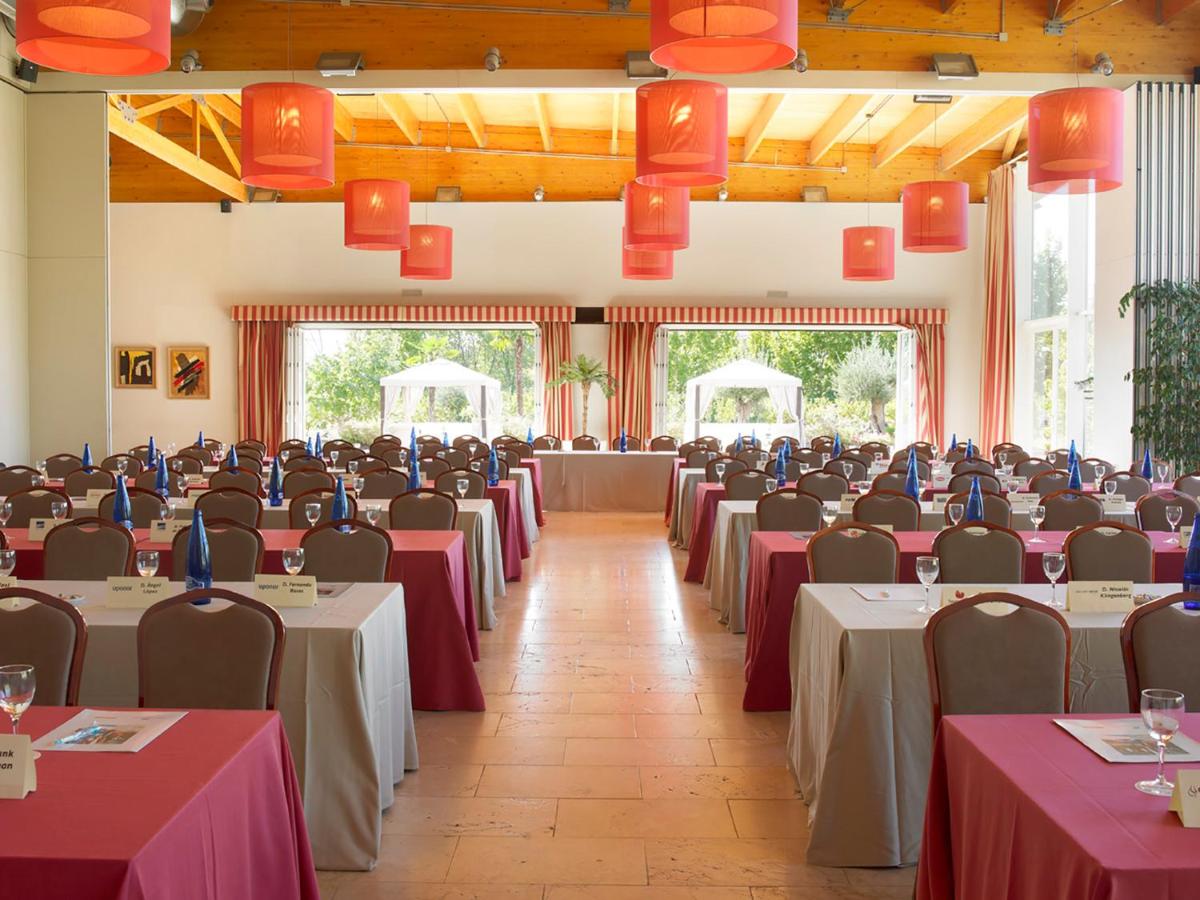 un salón de banquetes con mesas y sillas con manteles rojos en Hotel Isla de La Garena, en Alcalá de Henares 41 fotos más