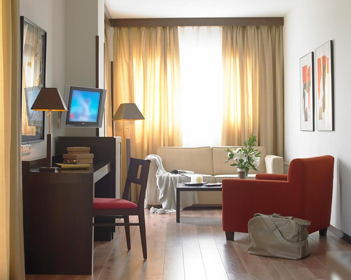 Una televisión o centro de entretenimiento en Hotel Isla de La Garena