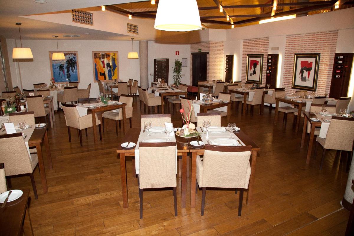 Un restaurante o sitio para comer en Hotel Isla de La Garena