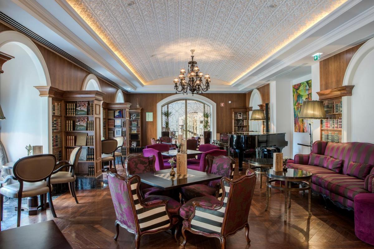 Uma área de estar em InterContinental Porto - Palacio das Cardosas by IHG